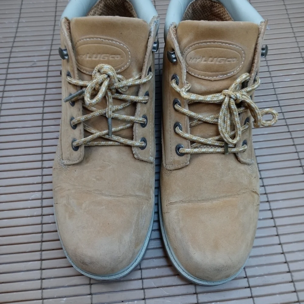 Lugz men's sz 11M lace tan ankle boots. 7431. Some flaking on toe-bend. See last
